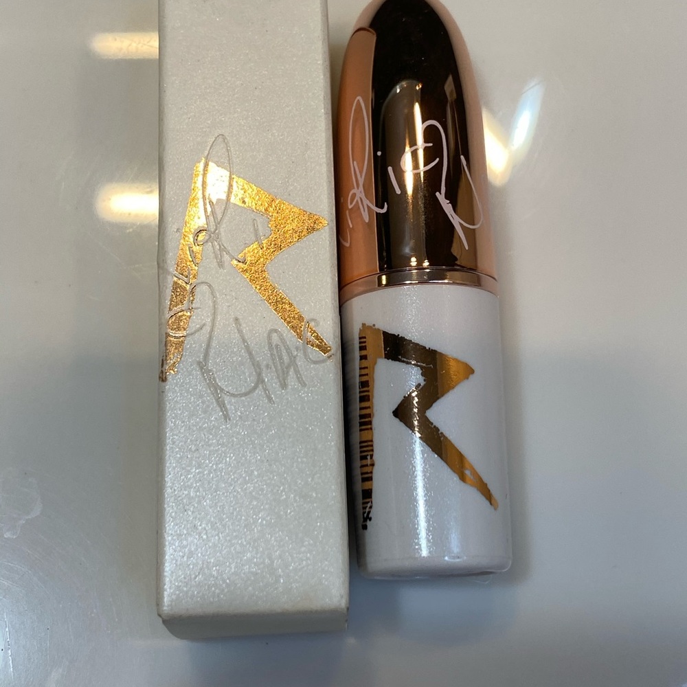 Riri MAC Makeup - Picture 2 of 3